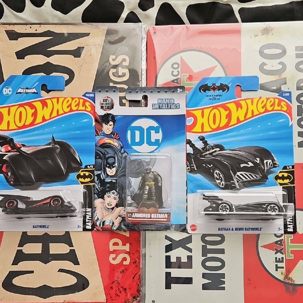DC Comics Hot Wheels Batman Vehicle Set - Black and Blue